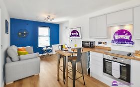 Annie 1 Bed Apartment Next To Rail Station - Stayseekers